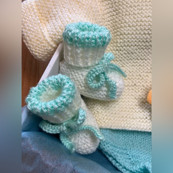 Newborn hand knitted clothing gift set - Picture 2 of 3